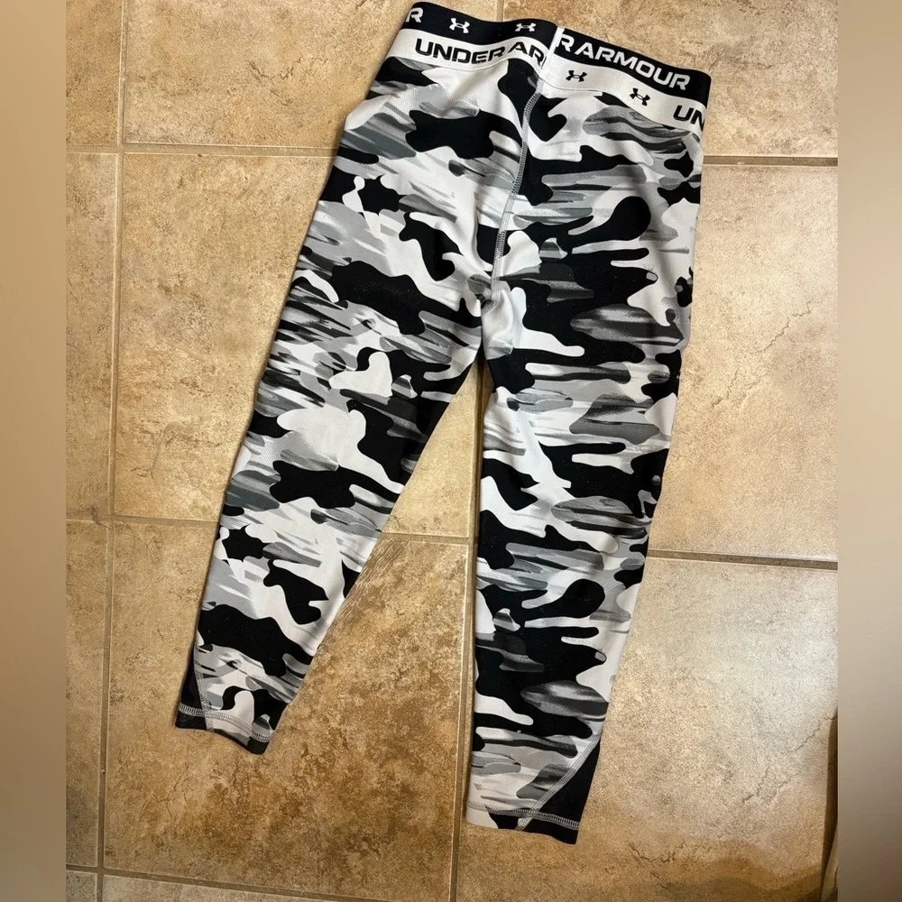 👟UNDER ARMOUR Camo Leggings